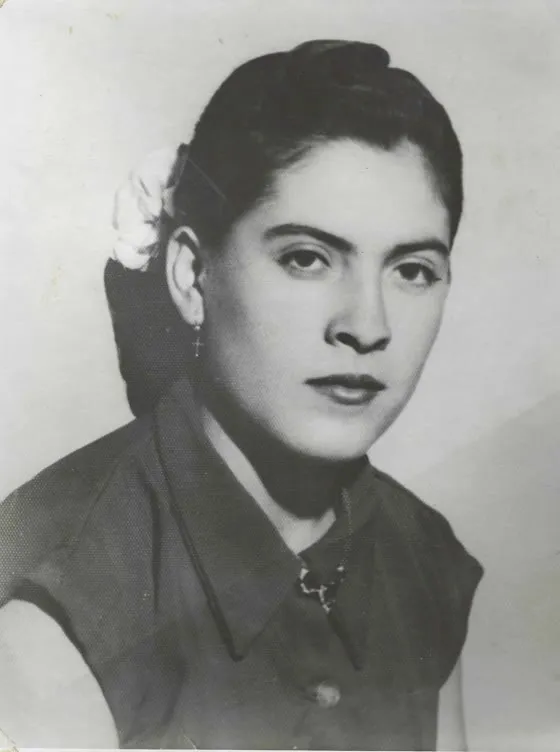Retrato antiguo escaneado, en blanco y negro y con desgaste